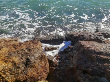 Deniz köpüğü üreten kayalar karşı kırma Akdeniz deniz görünümü