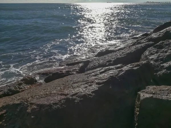 Deniz Köpüğü Üreten Kayalar Karşı Kırma Akdeniz Deniz Görünümü — Stok fotoğraf