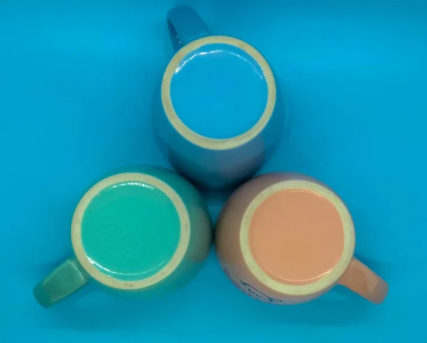 Kleurrijke Keramische Koffie Kopjes Blauwe Achtergrond — Stockfoto