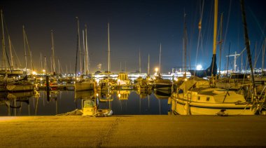 Burriana marina tekne ile denizde yansıyan