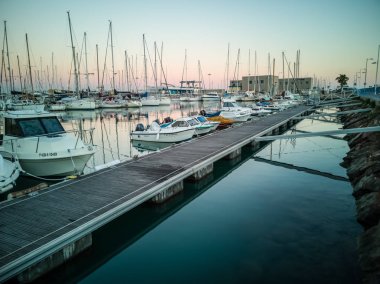 Burriana marina tekne ile denizde yansıyan