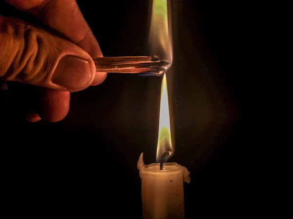 Спички горят, чтобы зажечь свечу — стоковое фото