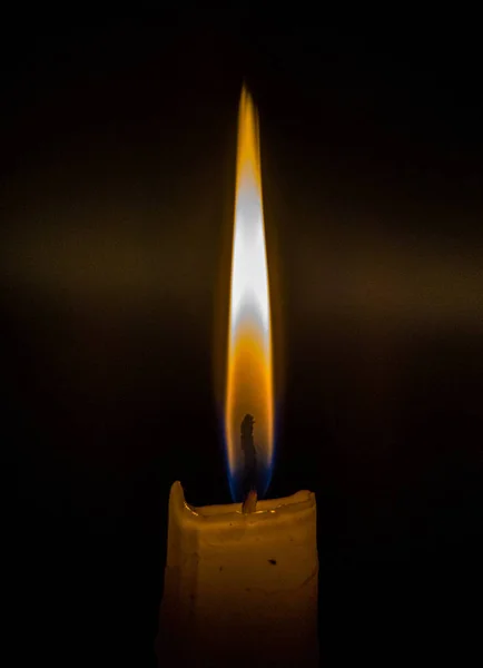 Спички горят, чтобы зажечь свечу — стоковое фото