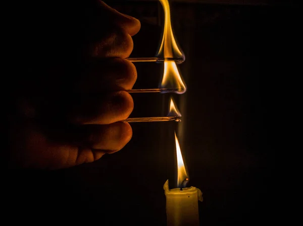 Abbinamenti accesi per accendere una candela — Foto Stock