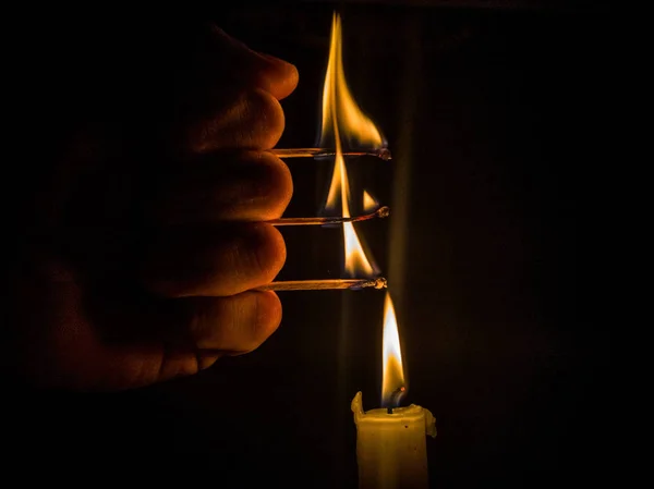 Partidos encendidos para encender una vela —  Fotos de Stock