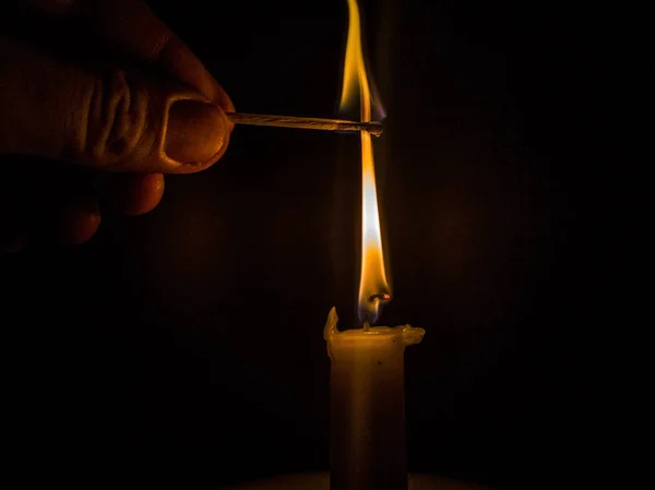 Матчі, що горять, щоб запалити свічку — стокове фото