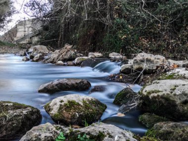 Palancia Nehri suları kayaların akan