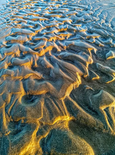 Pembentukan Curios yang dibuat oleh air di pasir — Stok Foto