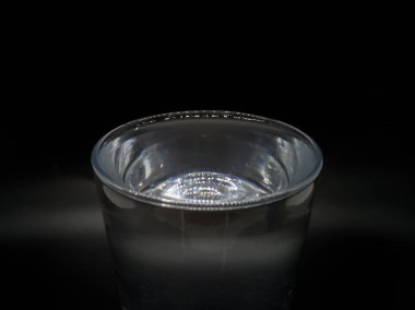 Bardak su yansımaları ile