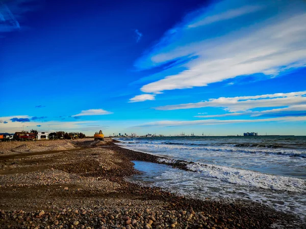 Scavatore che lavora su una spiaggia — Foto Stock