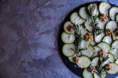 Fındık ve peynirli kabak carpaccio