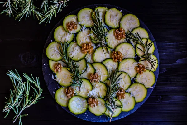 Carpaccio z cukinii z orzechami i serem — Zdjęcie stockowe