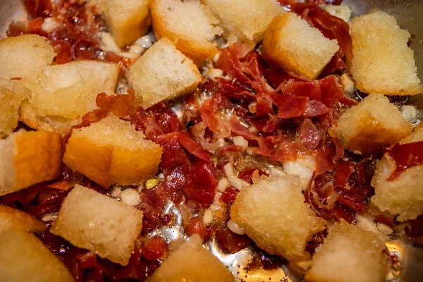 Remover el ajo frito, el jamón y el pan — Foto de Stock