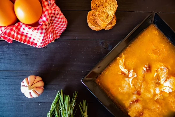 Typická Španělská česneková Polévky ve složení — Stock fotografie