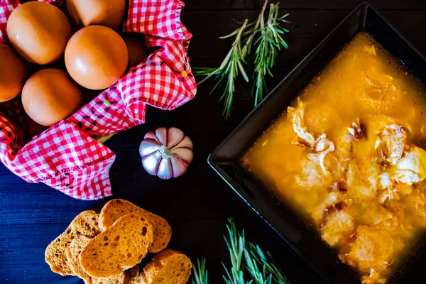 Typická Španělská česneková Polévky ve složení — Stock fotografie