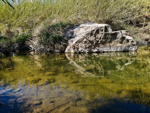河中的大岩石 — 图库照片