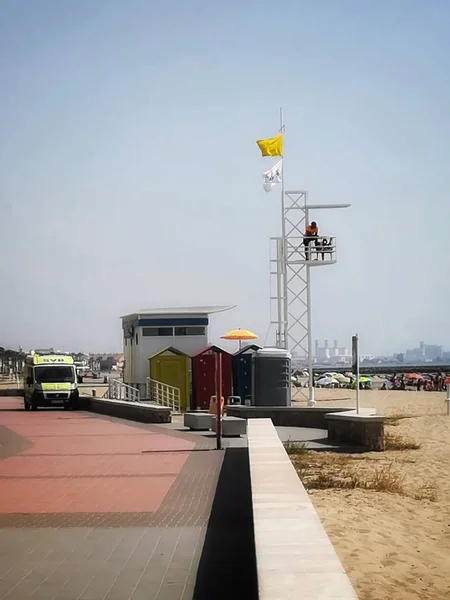 Puzol, İspanya 07/15/18: Cankurtaran sahil izlerken — Stok fotoğraf