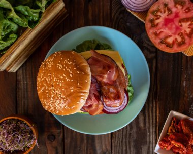 Hamburger ve bileşenler kompozisyonda