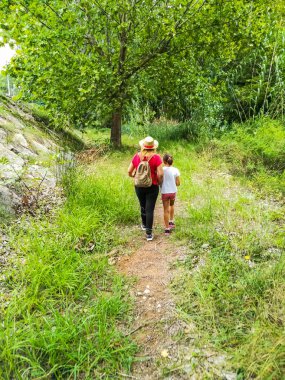 Anne ve Kız Yürüyor