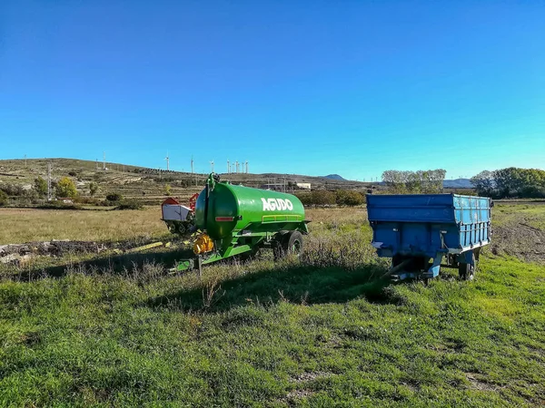 Tractor trailers in het veld — Stockfoto