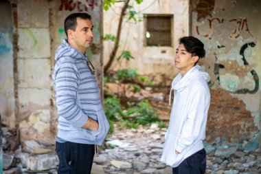 Terk edilmiş bir evde adam ve genç çocuk