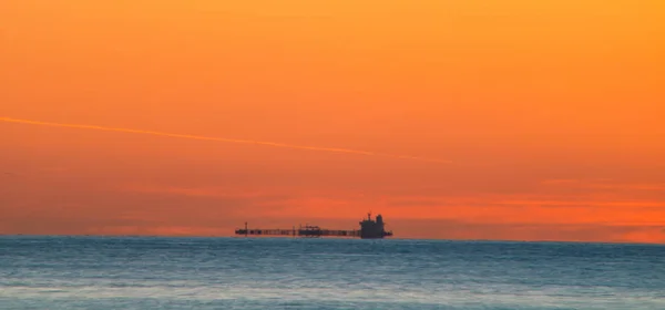 Navegação de cargueiro ao amanhecer — Fotografia de Stock