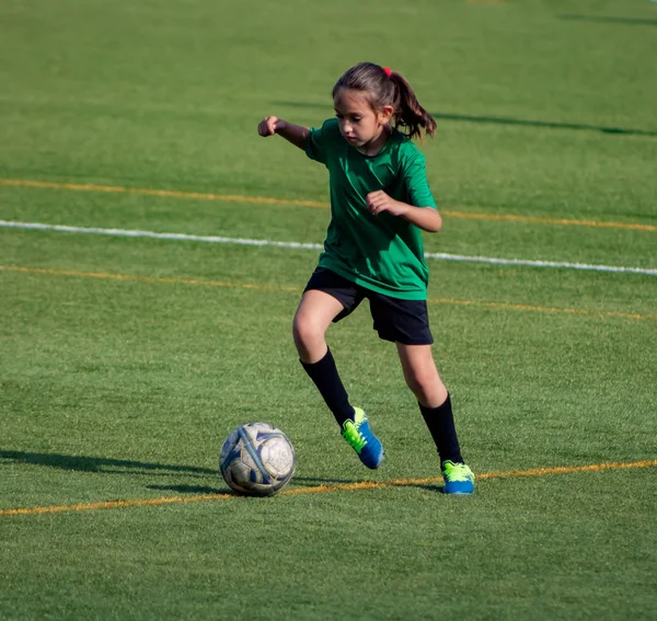 Klein meisje in een voetbalopleiding — Stockfoto