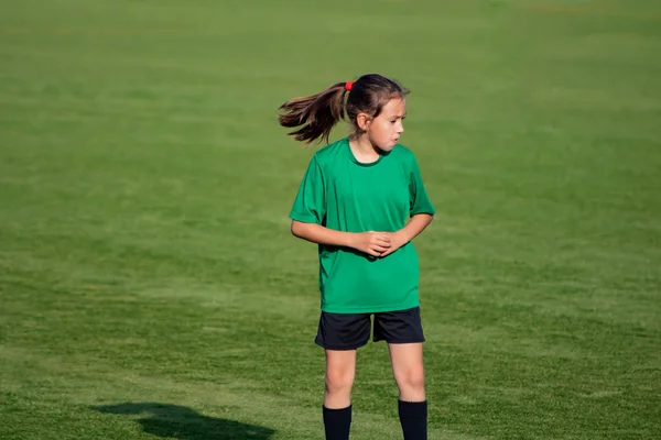 サッカーのトレーニングで小さな女の子 — ストック写真