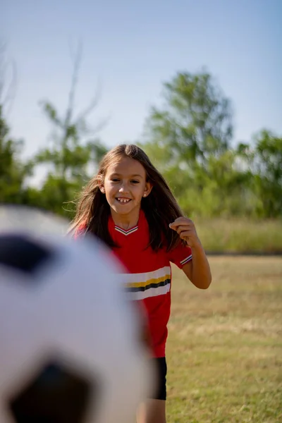 Klein meisje spelen — Stockfoto