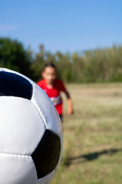 Klein meisje spelen — Stockfoto