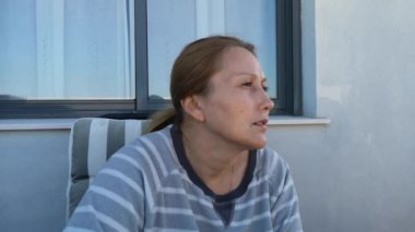 Hayatı yansıtan gözlerini kaybetmiş bir kadın.