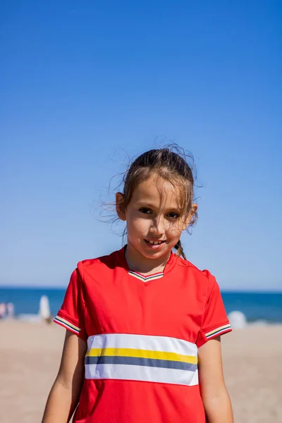 Little girl posing on the beach — Stock Photo, Image