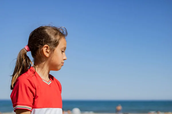 Little girl posing on the beach — Stock Photo, Image