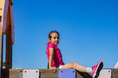 küçük kız bir oyun oynuyor