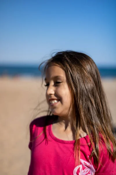 Little girl posing on the beach — Stock Photo, Image