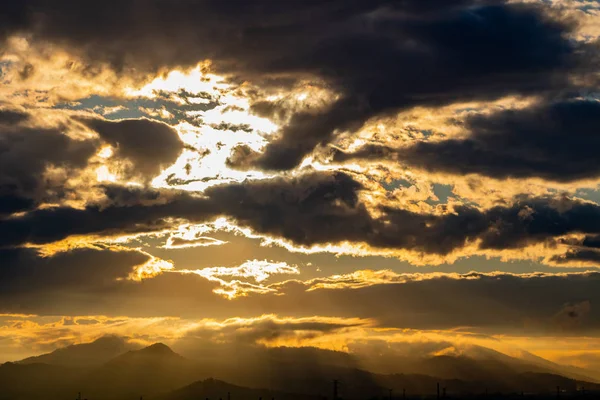 Zonsondergang boven de bergen — Stockfoto