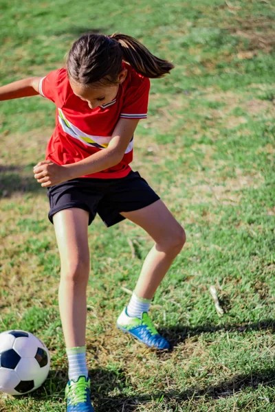 Klein meisje spelen — Stockfoto