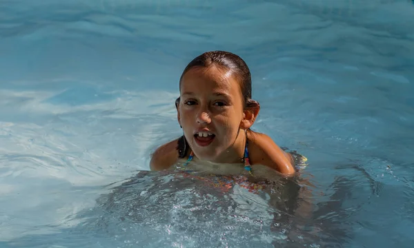 Little girl in the pool — Stock Photo, Image