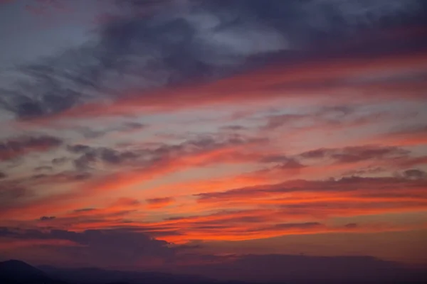 Zonsondergang boven de bergen — Stockfoto