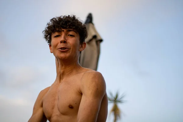 Joven chico haciendo fitness — Foto de Stock