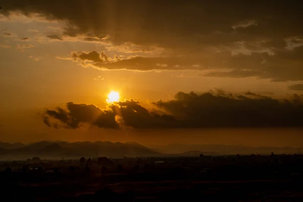 Zonsondergang boven de bergen — Stockfoto