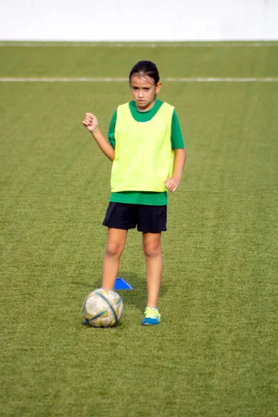 Malá holčička na fotbalovém tréninku — Stock fotografie