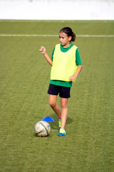 Klein meisje in een voetbalopleiding — Stockfoto