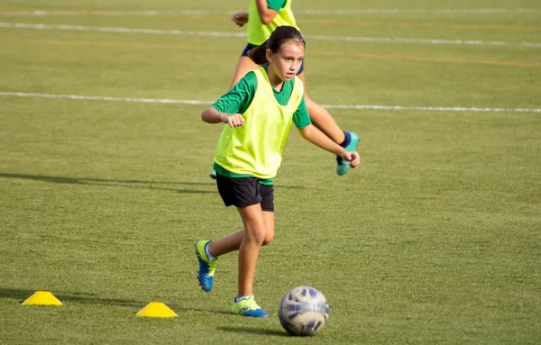 Bambina in un allenamento di calcio — Foto Stock