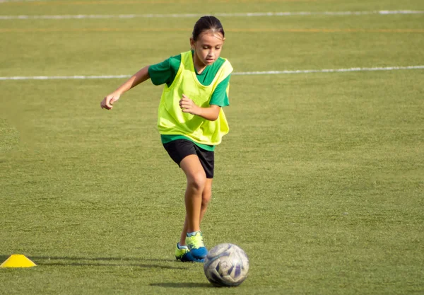 Klein meisje in een voetbalopleiding — Stockfoto