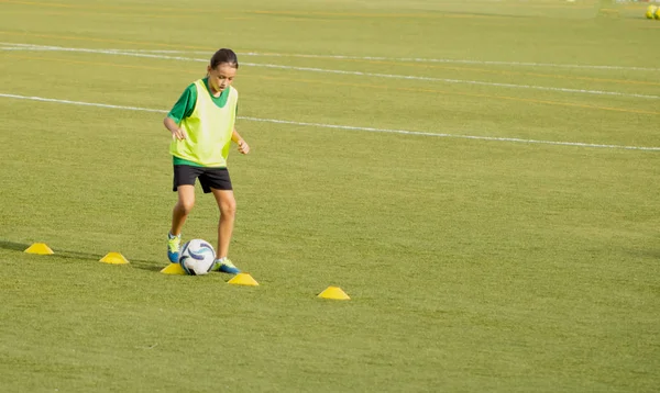 サッカーのトレーニングで小さな女の子 — ストック写真