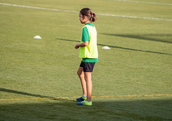 Malá holčička na fotbalovém tréninku — Stock fotografie