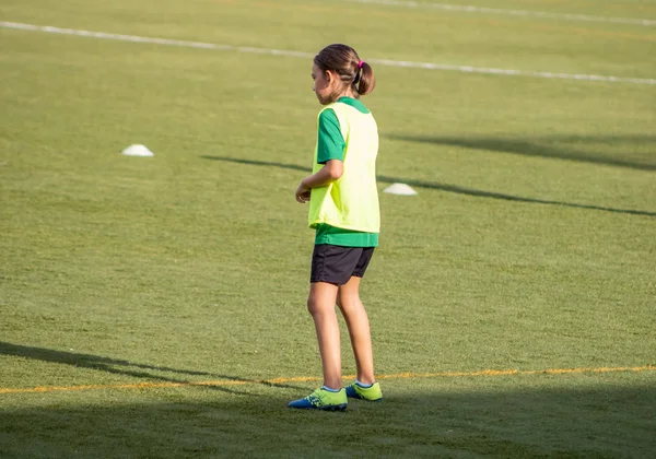 Klein meisje in een voetbalopleiding — Stockfoto