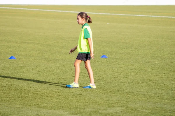 サッカーのトレーニングで小さな女の子 — ストック写真
