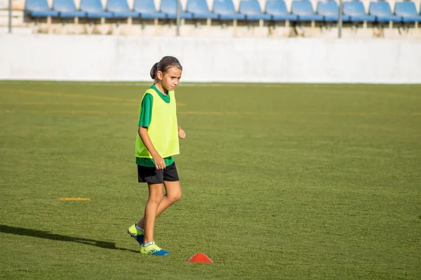 Niña en un entrenamiento de fútbol — Foto de Stock